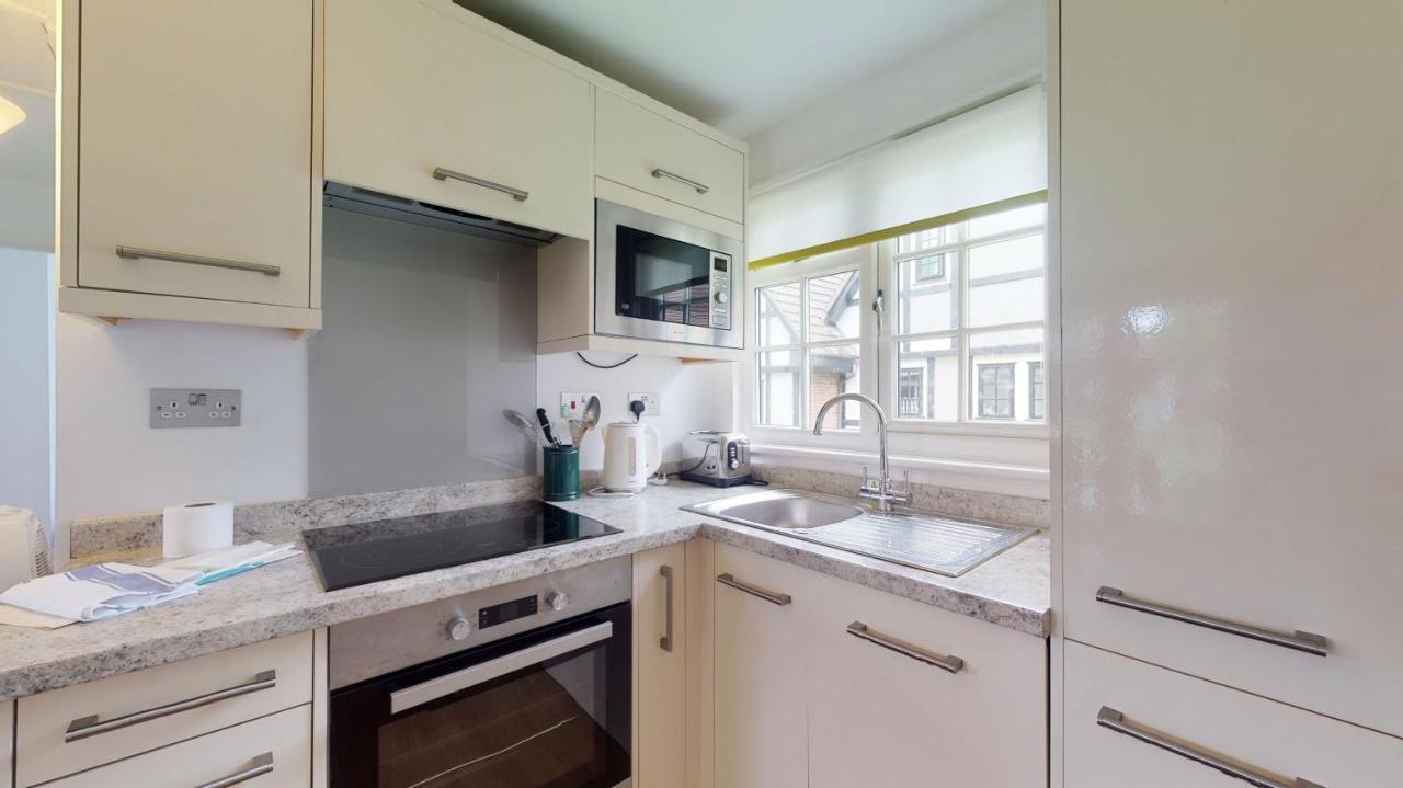 היילה 28 Tudor Court, Tolroy Manor מראה חיצוני תמונה