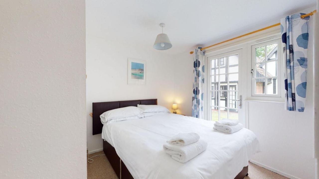 היילה 28 Tudor Court, Tolroy Manor מראה חיצוני תמונה